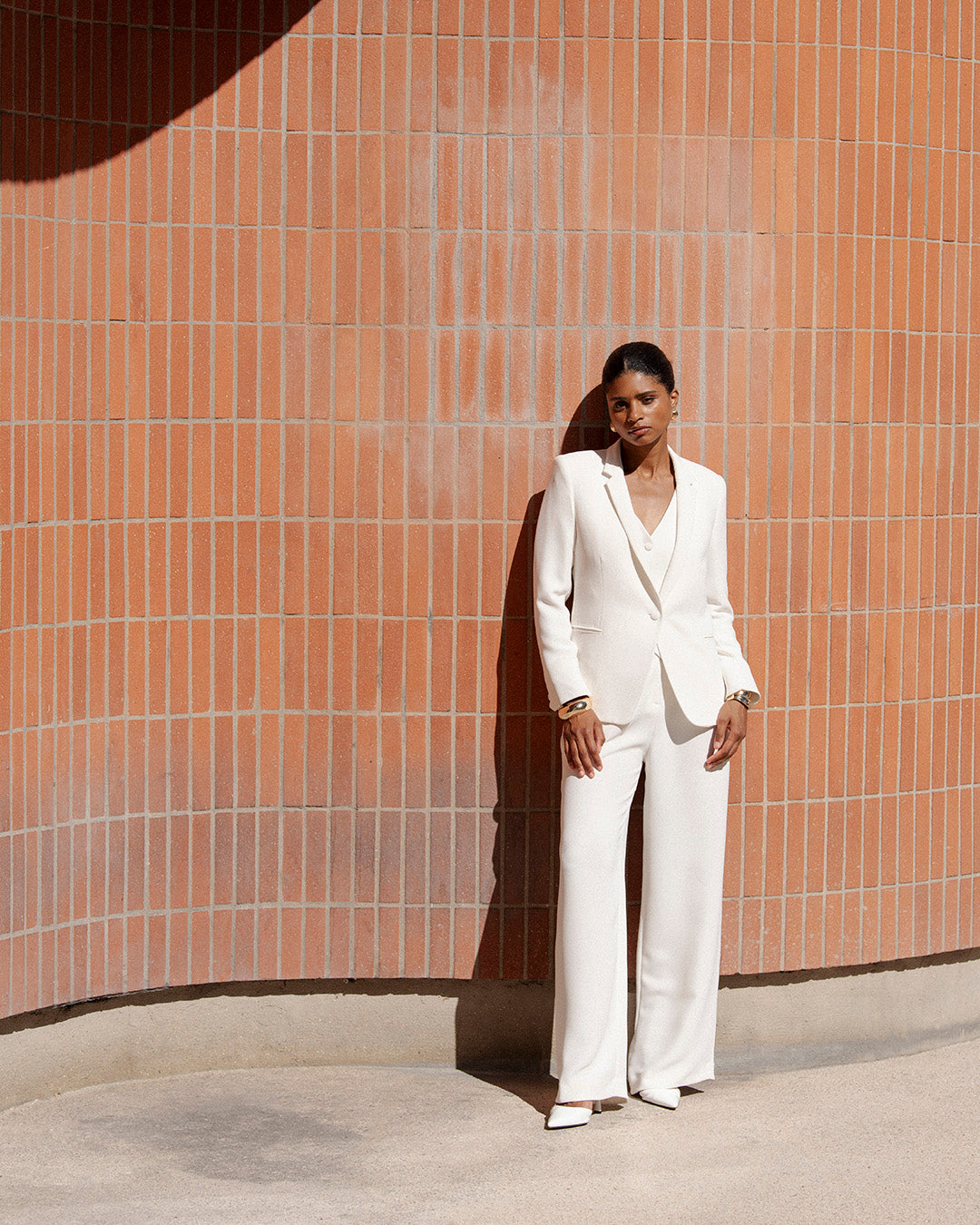 ensemble-costume-femme-blanc-elegant-blazer-gilet-pantalon-palazzo-look-chic