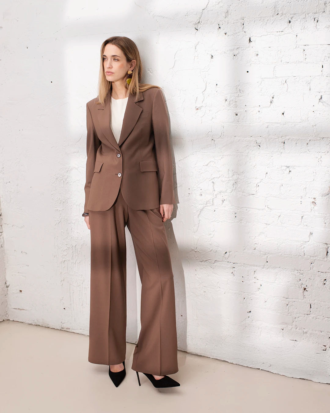 Ensemble tailleur marron femme avec veste oversize et pantalon large, idéal pour le travail ou un événement.