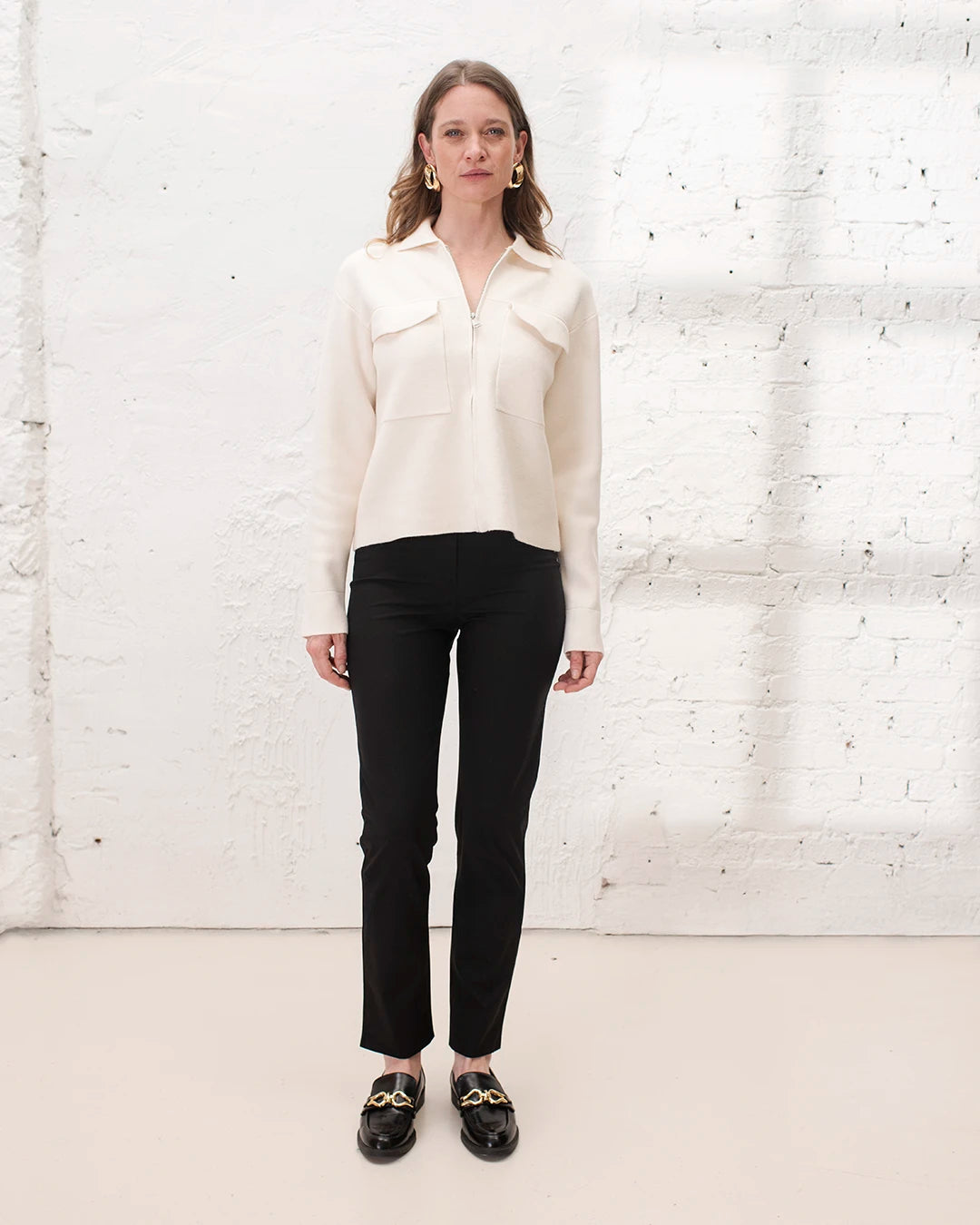 Pantalon cigarette noir femme intemporel et classique pour un look de bureau