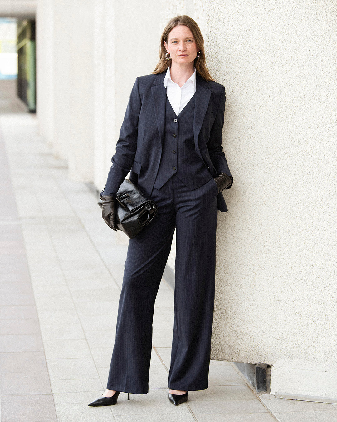 ensemble-costume-trois-pieces-femme-elegant-rayures-tennis-bleu-look-professionnel