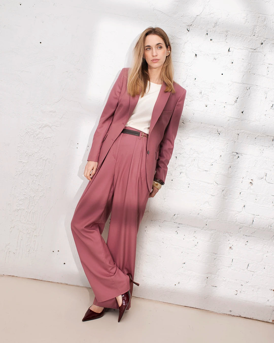 Costume femme rose avec veste structurée et pantalon palazzo pour une tenue de cérémonie