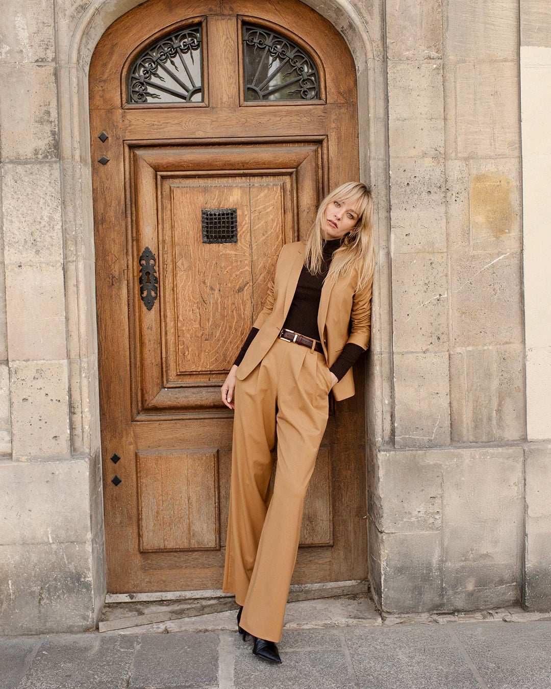 costume-femme-chic-veste-cintree-pantalon-large-camel
