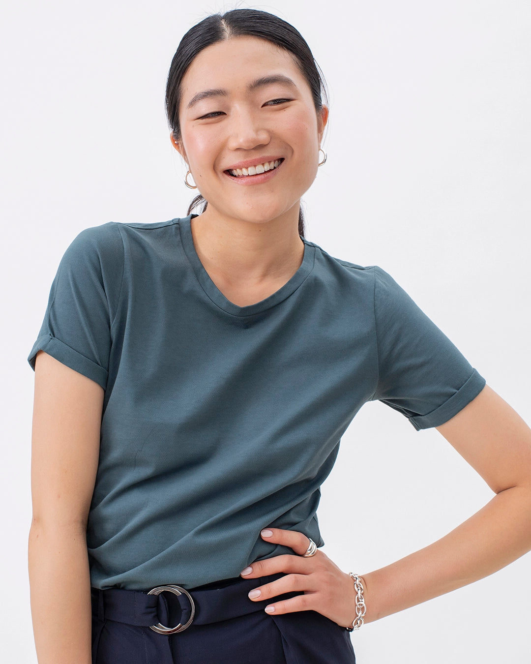 17h10_tshirt_tailleurfemme_vert_cedre_cotonbiologique_gots_colore_confortable_matierenaturelle_ethique_decontracte_tailleur