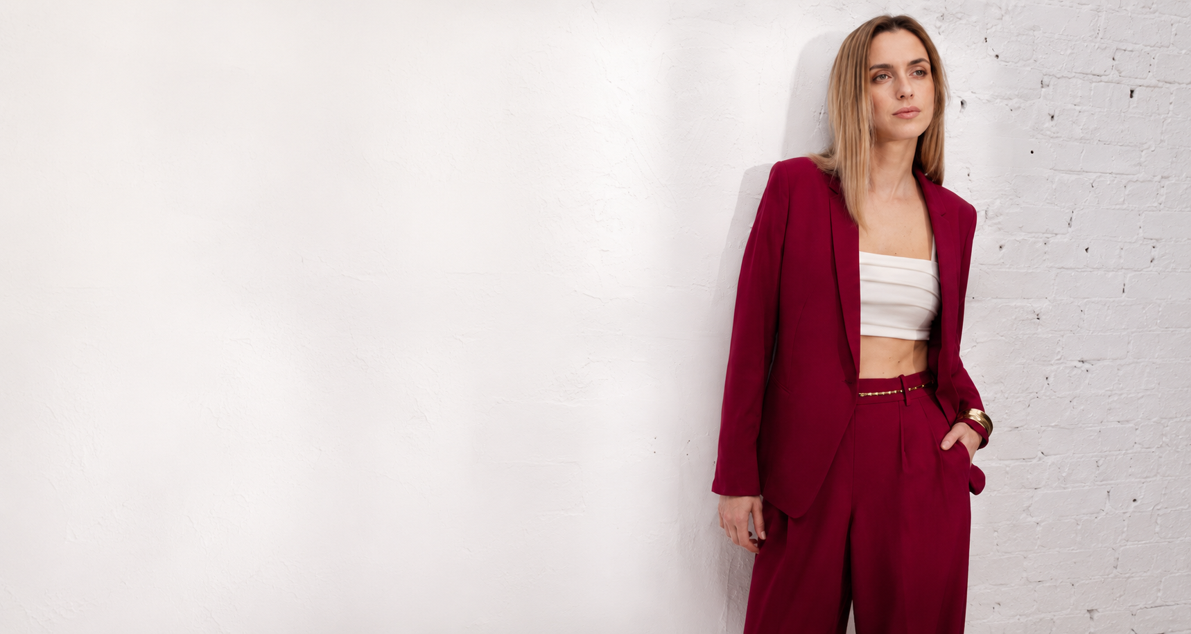 Image professionnelle femme : dirigeante en tailleur illustrant la confiance, la crédibilité et la présence professionnelle
