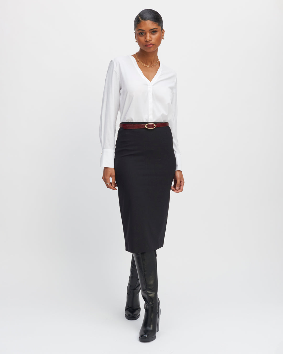 Jupe-crayon-noire-Taille-haute-Laine-d’Italie-Super-100’S-Souple-et-confortable-Fente-arrière-Souligne-joliment-les-hanches-Un-minimum-de-coutures-apparentes-17H10-tailleurs-pour-femme-paris-