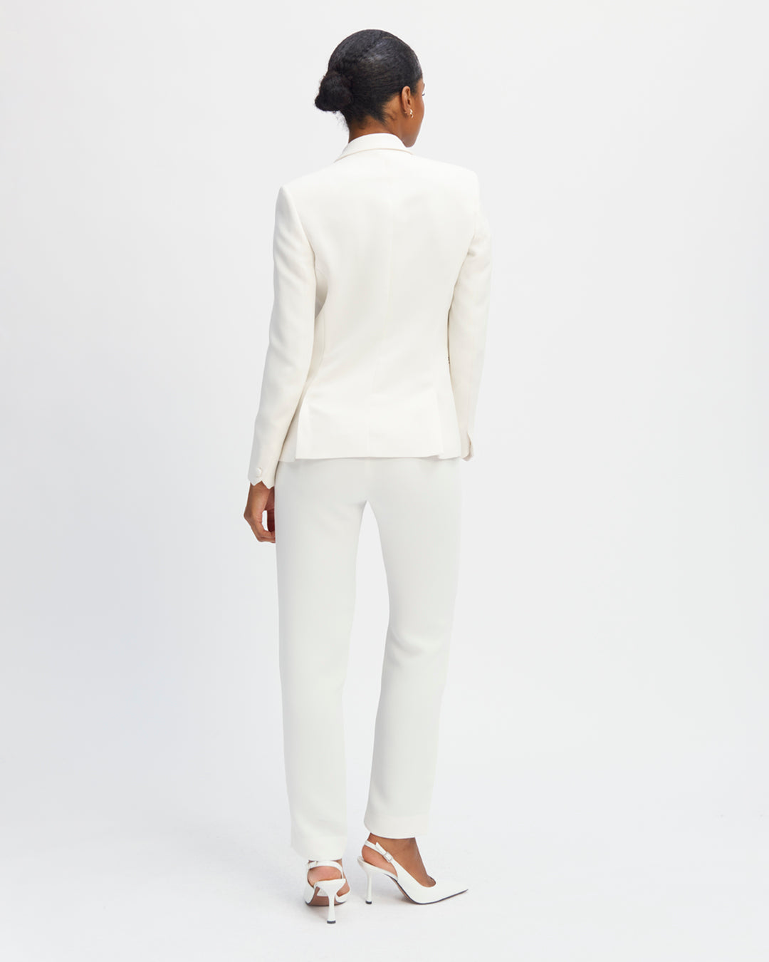 Pantalon-blanc-coupe-cigarette-taille-mi-haute-fausses-poches-cavalières-avant-poches-poissepoilées-arrières-passant-ceinture-fermeture-zip-crochet-bouton-recouvert-ton-sur-ton-Drap-laine-italien-luxueux-17H10-tailleurs-pour-femme-paris-