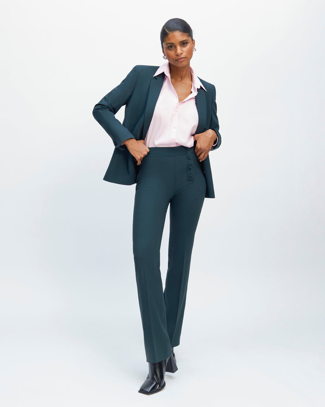Pantalon-tailleur-vert-Taille-haute-Coupe-flair-évasée-aux-chevilles-Décoration-boutons-recouverts-asymétrique-Fermeture-zip-côté-17H10-tailleurs-pour-femme-paris-