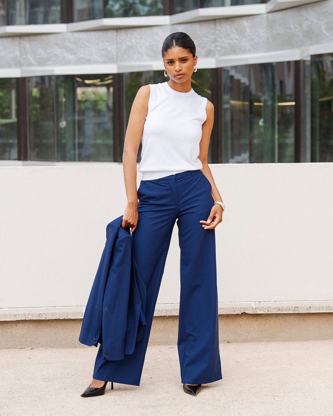 ensemble-tailleur-bleu-electrique-femme-chic-veste-ceinturee-pantalon-large