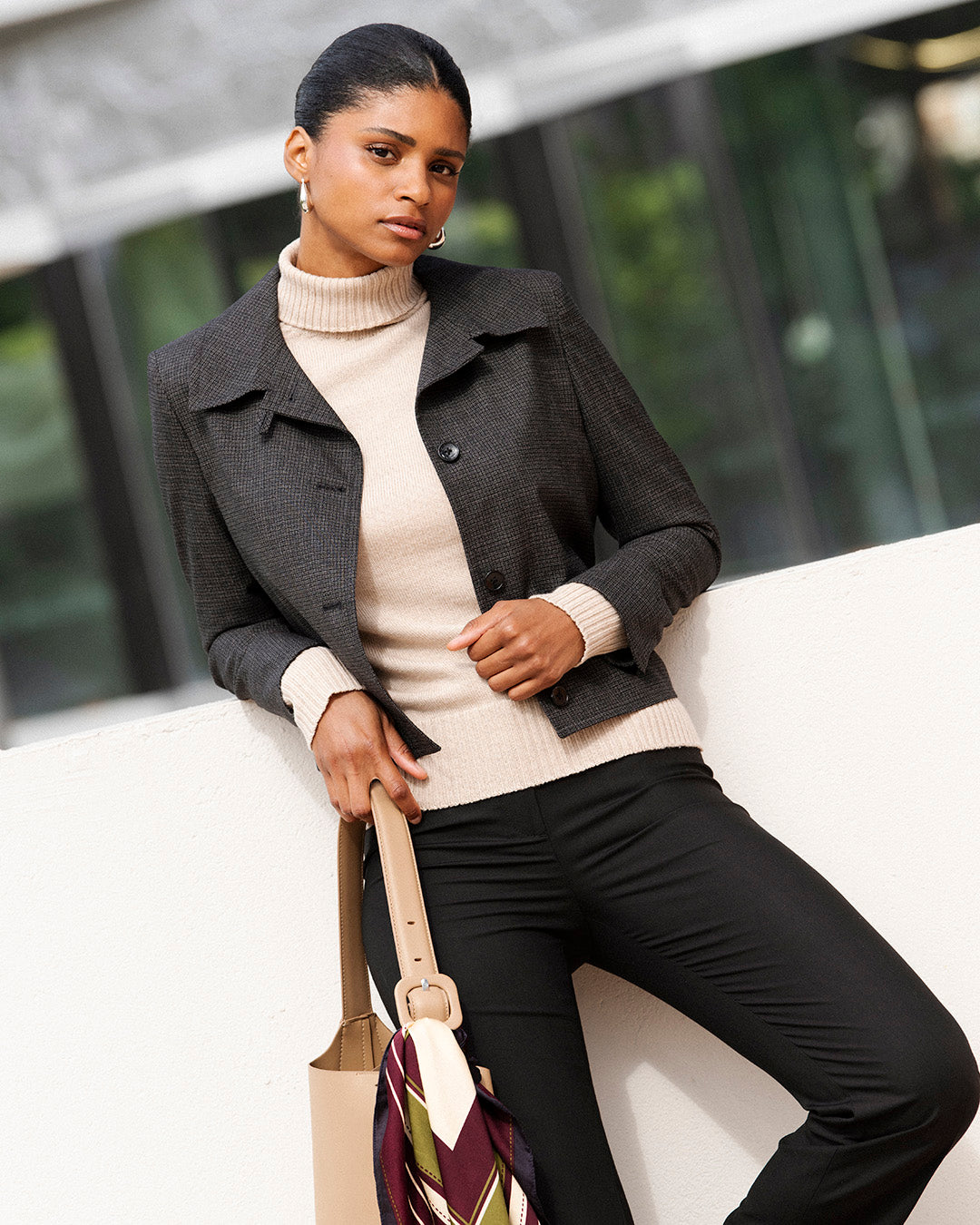 ensemble-tailleur-femme-gris-chine-pantalon-noir-droit-veste-blouson-travail