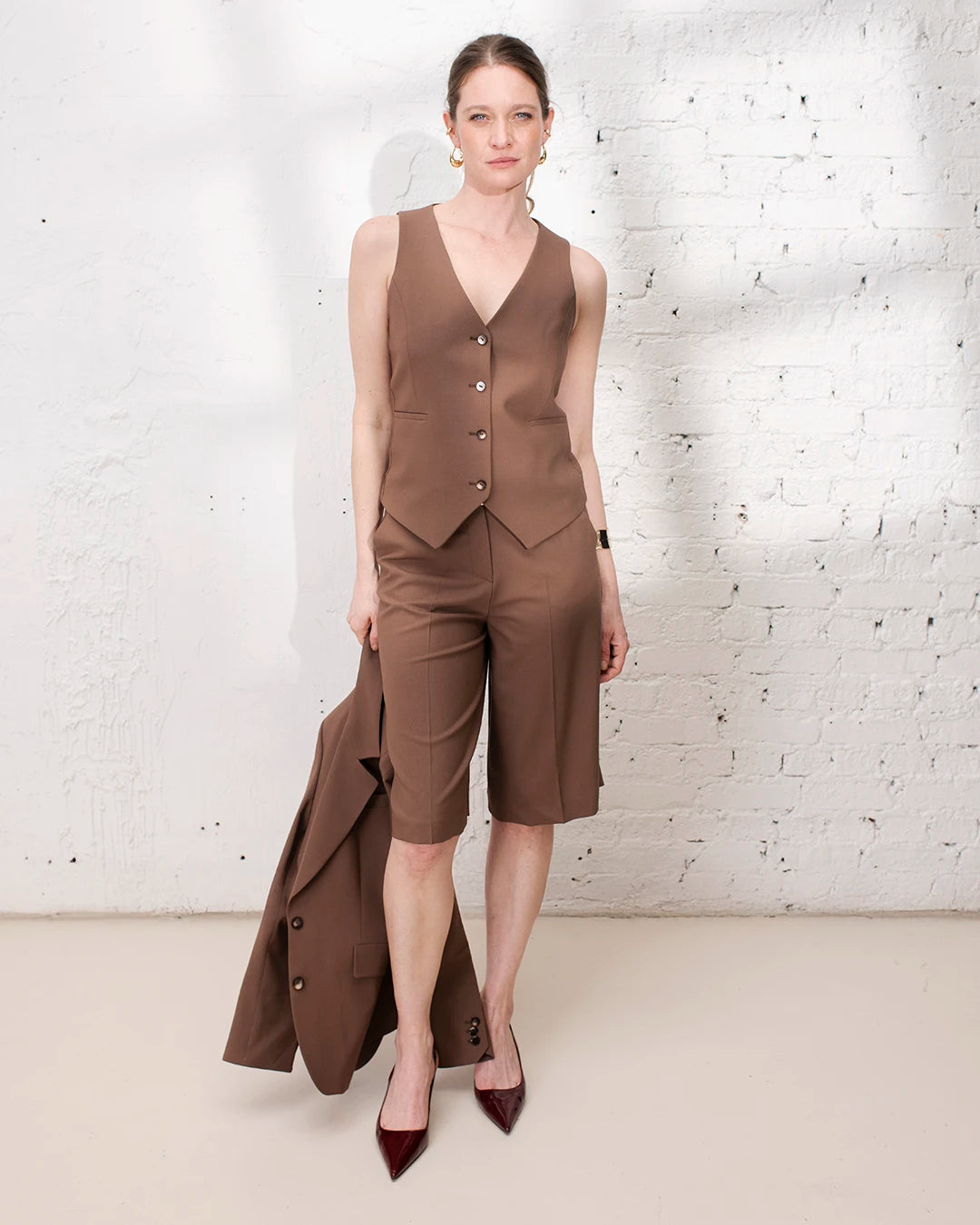 Look chic femme avec bermuda habillé marron, gilet trois pièces et veste tailleur féminine.