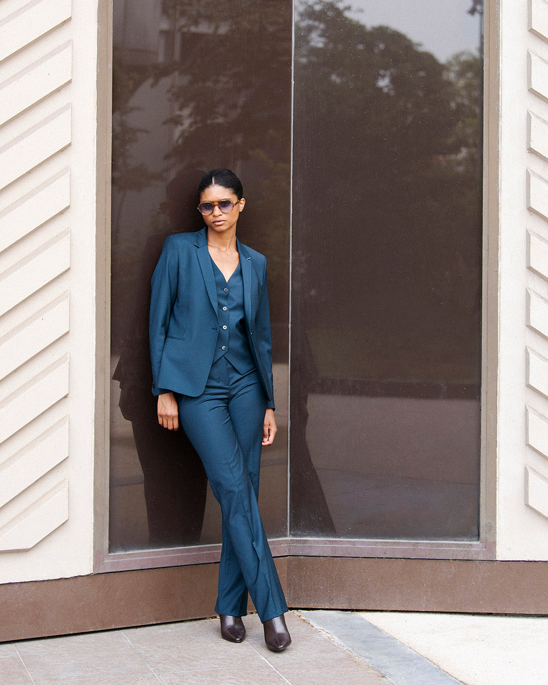 ensemble-tailleur-bleu-canard-femme-chic-veste-blazer-cintree-pantalon-droit