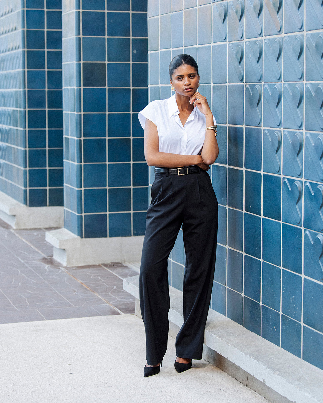 tenue-professionnelle-femme-pantalon-large-noir-chemise-blanche